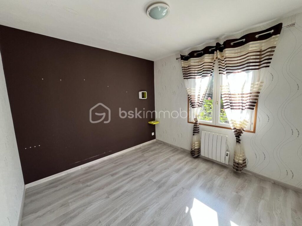 Charmant pavillon de plain-pied sur sous-sol complet avec garage et terrain – 4 pièces – 3 chambres – 89 m²