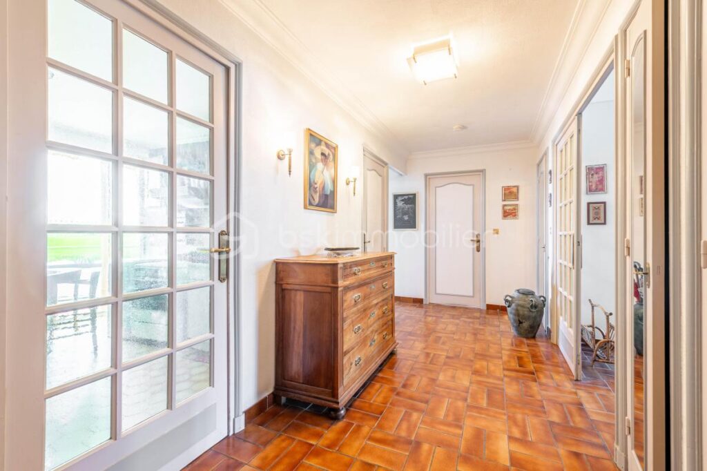 Joli 4 pièces en étage élevé avec vue panoramique / Cave + Parking commun / Garage en sus – 3 pièces – 2 chambres – 82 m²