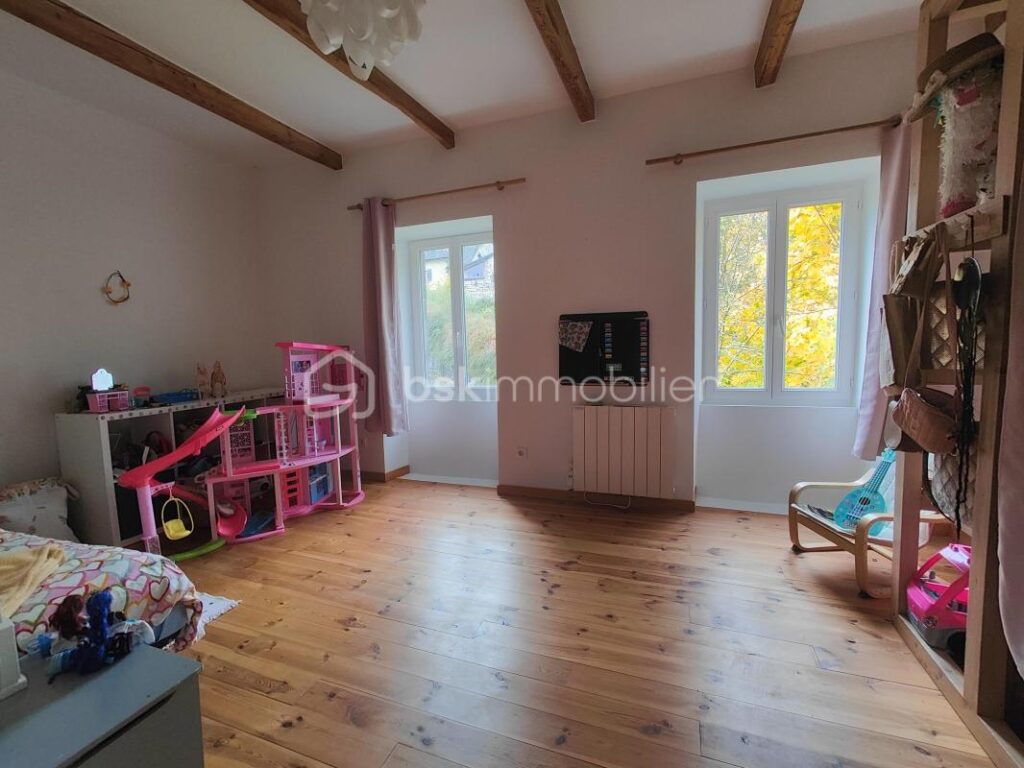 🏡 Maison de charme en pierre – 7 pièces – Vue exceptionnelle sur le Puy-de-Dôme – 7 pièces – 5 chambres – 150 m²