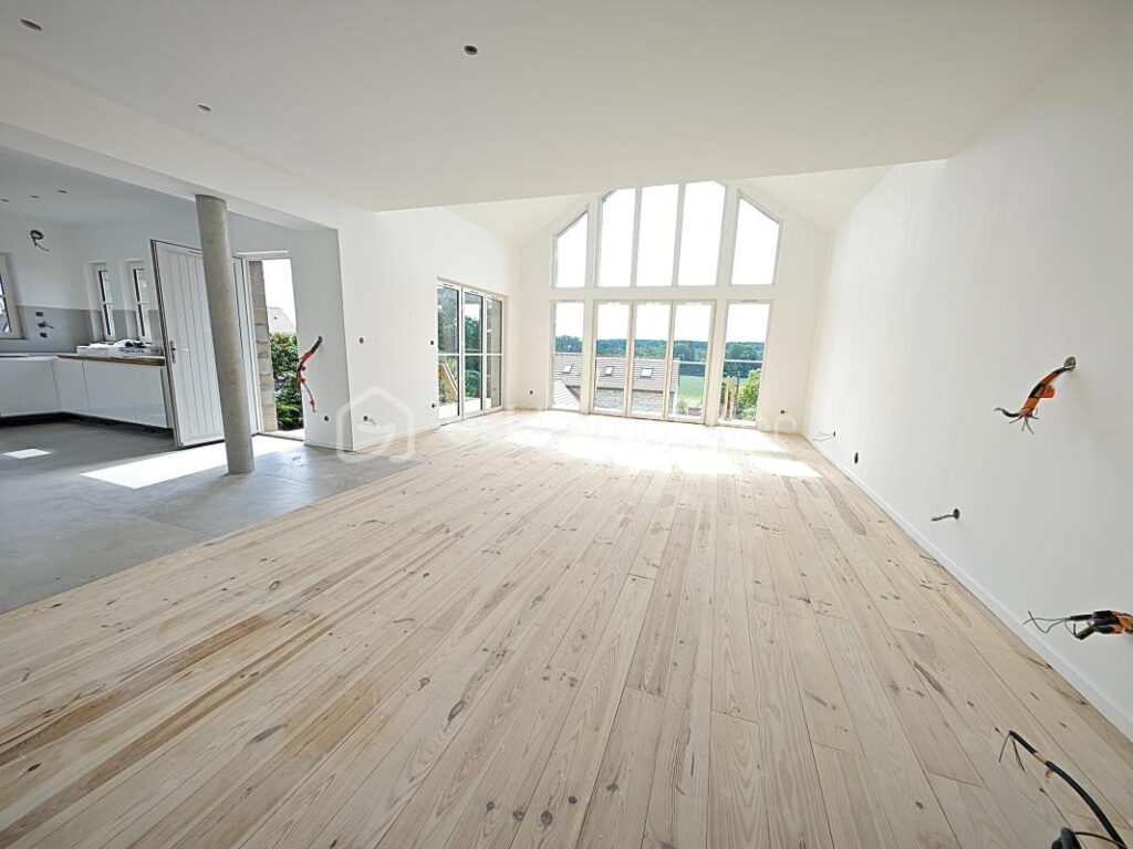 Maison exceptionnelle vue panoramique, d’une superficie de 144 m², sur sous-sol de 56 m² édifié sur terrain de 410 m² arboré et paysagé, RT 2020, 4 chambres, une salle d’eau, une salle de bain, 2 wc séparés – 6 pièces – 4 chambres – 144 m²