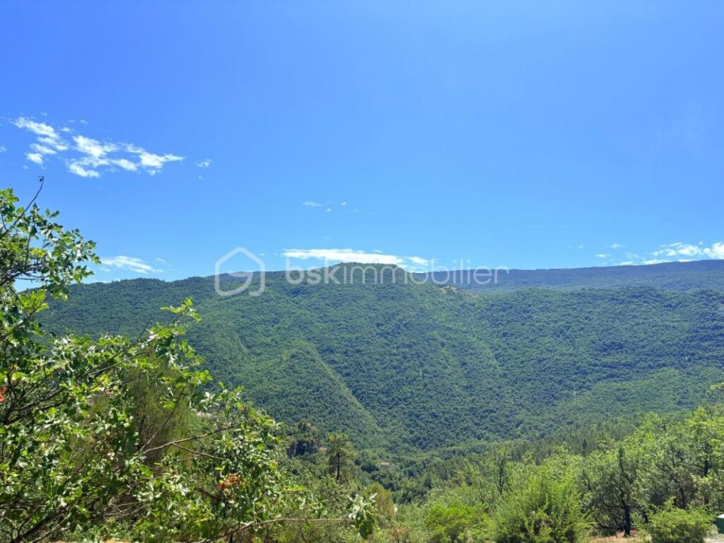 Terrain constructible de 1 605 m² – Vue panoramique – Pierrefeu (06910) À seulement 45 minutes de Nice, dans un cadre naturel privilégié – NR pièces – NR chambres – 1605 m²