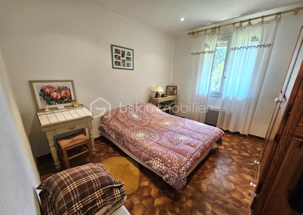 A Les Arcs (Var) – Maison traditionnelle de charme de 130 m² sur 2400 m² de terrain – Quartier résidentiel prisé – dépendance – piscine – Garage – 5 pièces – 3 chambres – 130 m²