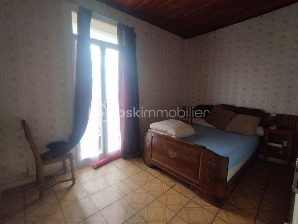 MAISON DE VILLAGE 300M2 OU ENSEMBLE IMMOBILIER DE 3 APPARTEMENTS – BROUILLA – 11 pièces – 8 chambres – 300 m²