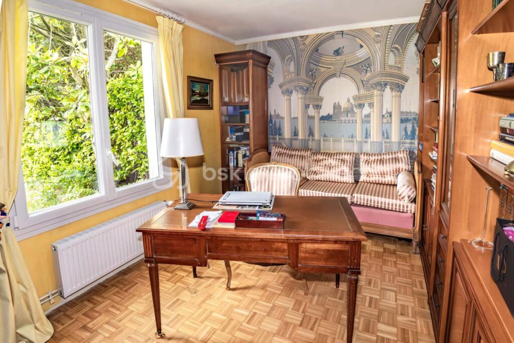 Maison de plain-pied – 151 m² – Jardin arboré d’environ 800 m² – 5 pièces – 3 chambres – 151 m²