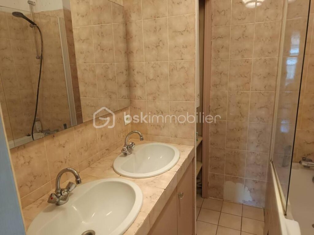 T 5 de 98 m2 a cote de la Gare – 5 pièces – 3 chambres – 98 m²