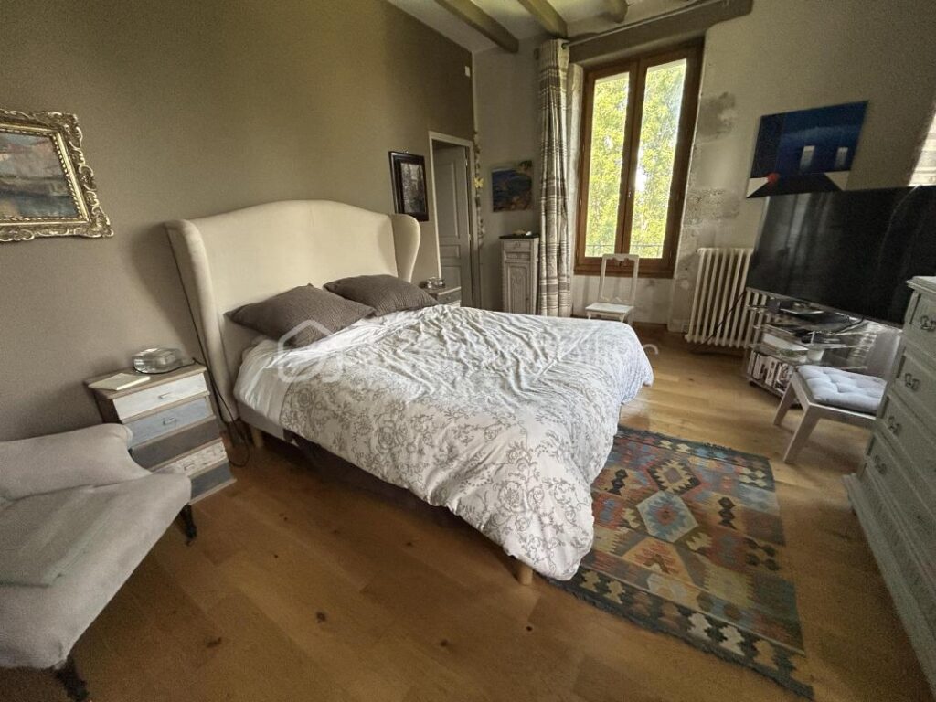 MAGNIFIQUE PROPRIETE EN PIERRES – VUE – CALME – GITES – DEPENDANCES – SOURCE – ETANG – NR pièces – NR chambres – 885 m²