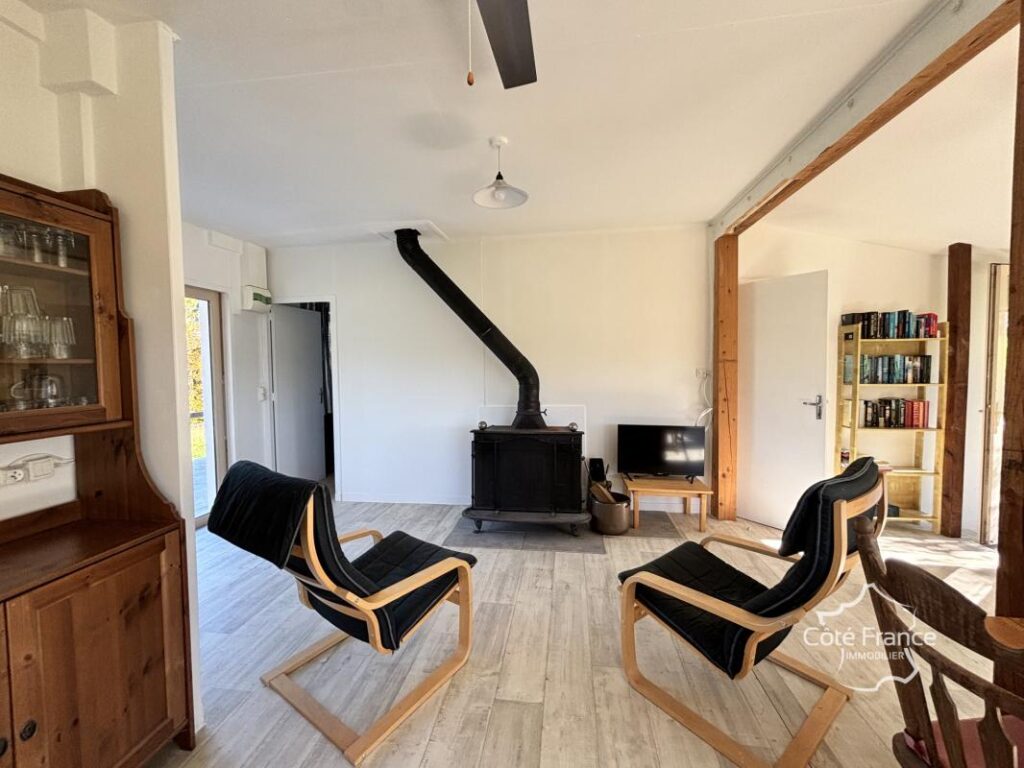 Maison d’été très charmante avec plus de 5 hectares du terra – 3 pièces – 2 chambres – 65 m²