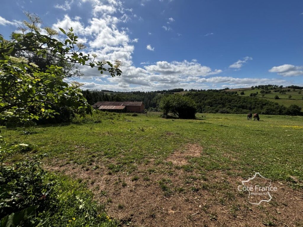 Corps de ferme avec maison d’habitation, plusieurs grandes d – 6 pièces – 3 chambres – 98 m²
