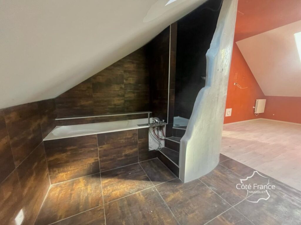 Maison de charme rénovée 125 m2 habitables sur 628 m2 de t – 5 pièces – 2 chambres – 135 m²