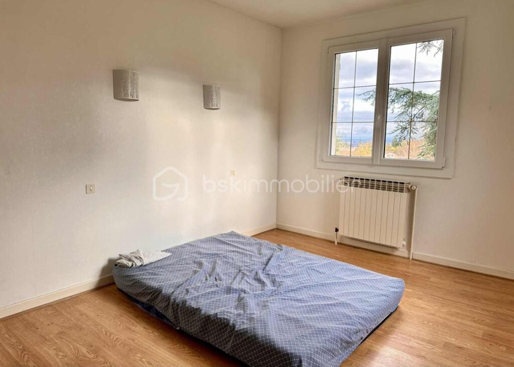 VILLA AVEC SOUS-SOL COMPLET SUR 2 510 m² DE TERRAIN CONSTRUCTIBLE – 4 pièces – 3 chambres – 103 m²