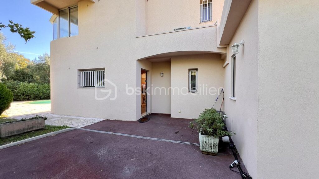 Villa 6 pièces, Piscine, Double garage, Calme, Quartier résidentiel – 6 pièces – 4 chambres – 150 m²
