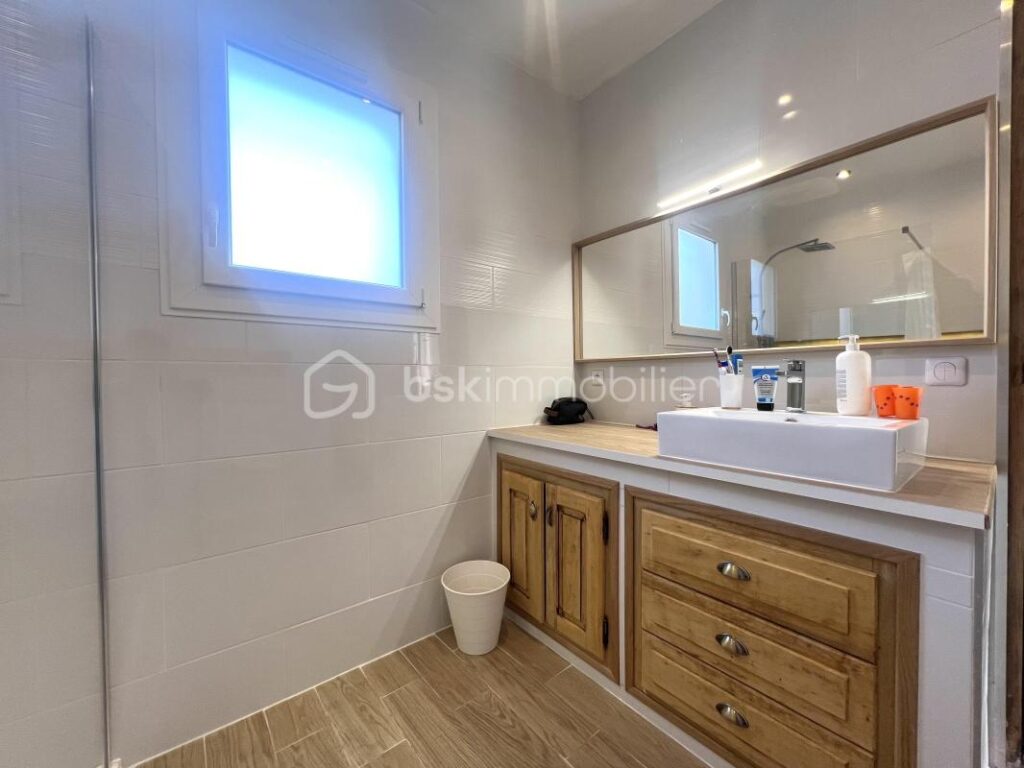 Maison 280m2 à Poussan – 7 pièces – 6 chambres – 280 m²