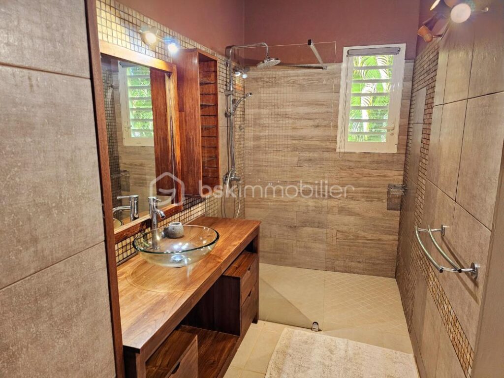 MAISON ET BUNGALOW T2 PROCHE MER – 6 pièces – 4 chambres – 189 m²