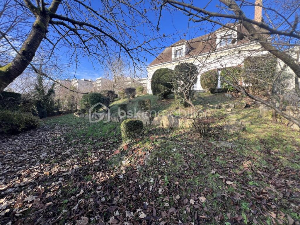 Marly-le-Roi – Spacieuse maison familiale avec vue dégagée sur Paris – 7 pièces – 4 chambres – 152 m²