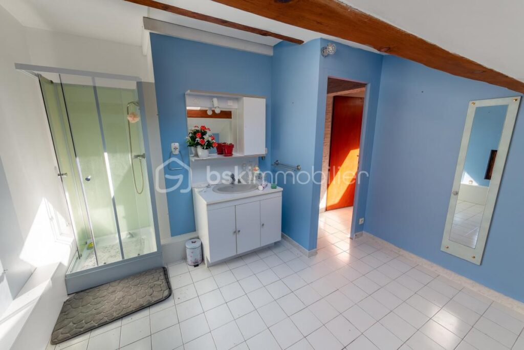 74300 – MAGLAND – GRANDE MAISON DE VILLAGE – PROJET DE RÉNOVATION – SITUATION AU CALME ET ENSOLEILLÉE – 3 NIVEAUX, 270M² DE SURFACE TOTALE POUR 170M² HABITABLES – 8 pièces – 4 chambres – 170 m²