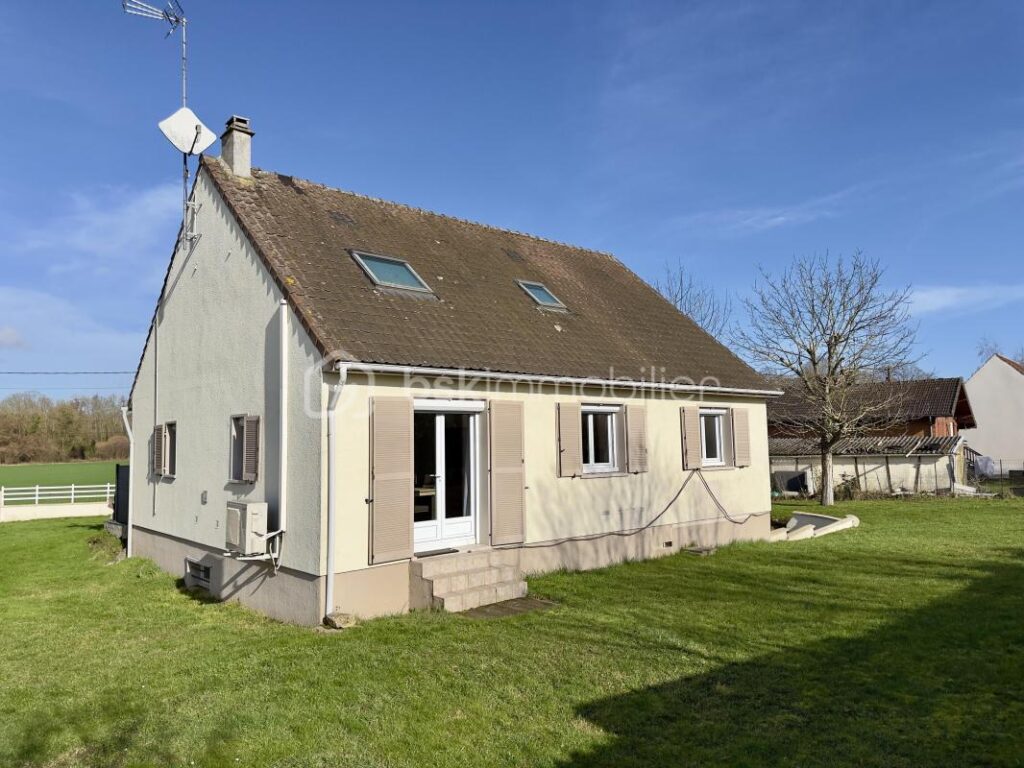 Maison moderne – 145 m² – 5 chambres – Sous-sol total – Terrain 1034 m² – 6 pièces – 5 chambres – 145 m²