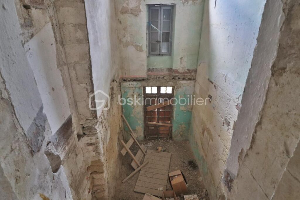 2 immeubles à rénover de 800m² avec cours, terrasse et balcon – NR pièces – NR chambres – 200 m²