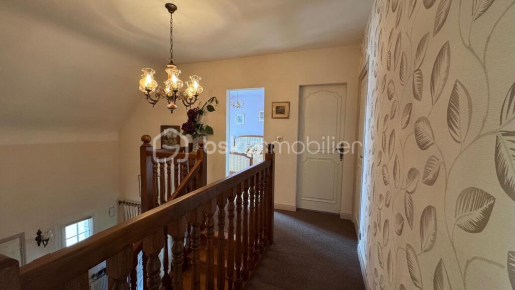 CHARMANTE MAISON TRADITIONNELLE – 8 PIÈCES – 5 CHAMBRES + 1 BUREAU – SOUS-SOL COMPLET – JARDIN CLOS ET ARBORÉ – 8 pièces – 6 chambres – 136 m²