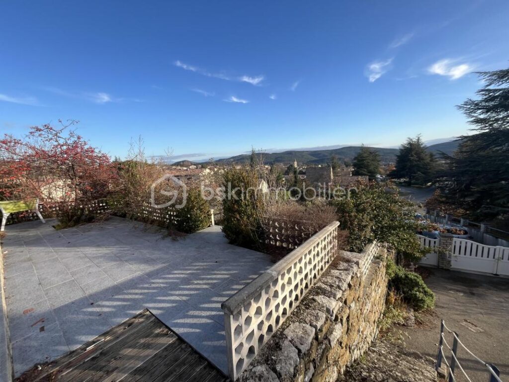 une maison de 145 m² à Saint-Étienne-les-Orgues – 4 pièces – 4 chambres – 143 m²