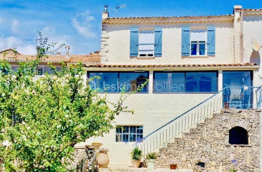 Maison avec vue superbe, grand sous-sol et vaste terrain – 12 pièces – 6 chambres – 185 m²