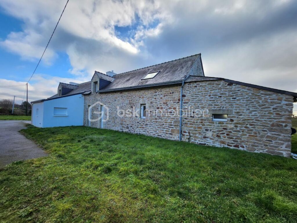 Longère en pierres de 6 pièces de 160 M2 à GRAND-CHAMP – 6 pièces – 4 chambres – 160 m²