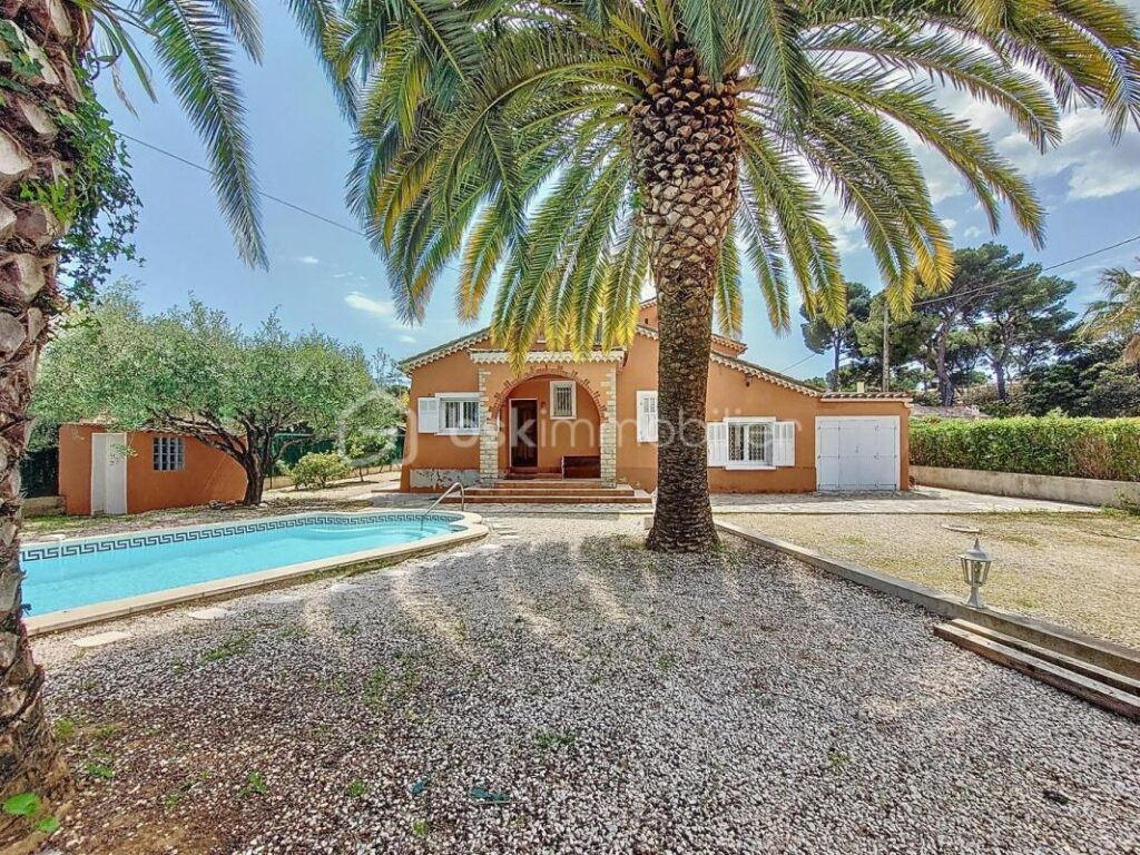 VILLA DE CARACTERE AVEC PISCINE – 7 pièces – 4 chambres – 158 m²