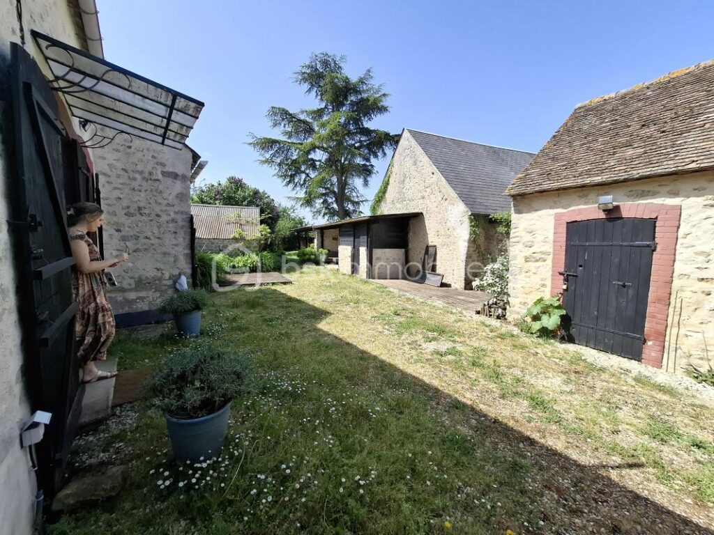 COUP DE COEUR POUR CETTE BELLE LONGERE – 4 pièces – 2 chambres – 85 m²