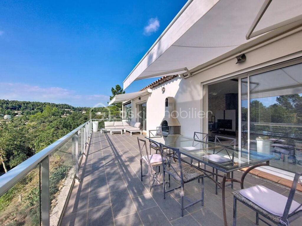 Villa de prestige avec piscine et appartement indépendant – 8 pièces – 5 chambres – 230 m²