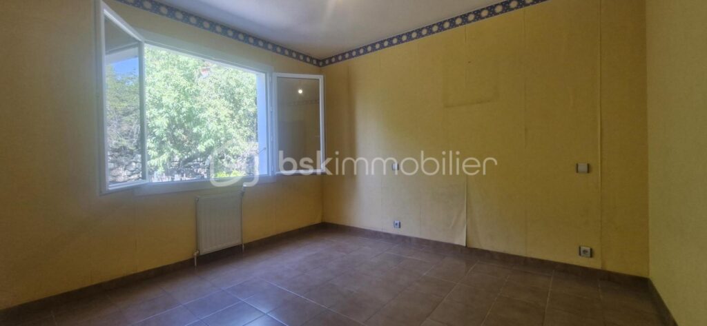 MAISON FAMILIALE AVEC VUE MER/ÉTANG, GARAGE ET SOUS-SOL AMÉNAGEABLE – LEUCATE VILLAGE – 4 pièces – 3 chambres – 110 m²