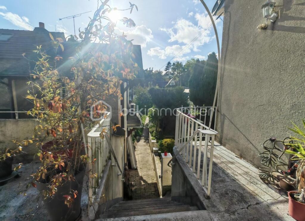 CREIL – Maison individuelle 6 pièces – 102 m² habitables / 160 m² au sol – Grand jardin devant et derrière – Exposition plein sud – 6 pièces – 2 chambres – 101 m²