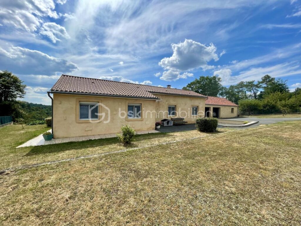 Plain-pied avec vue dégagée – À 6 minutes de Sarlat-la-Canéda – 5 pièces – 3 chambres – 122 m²