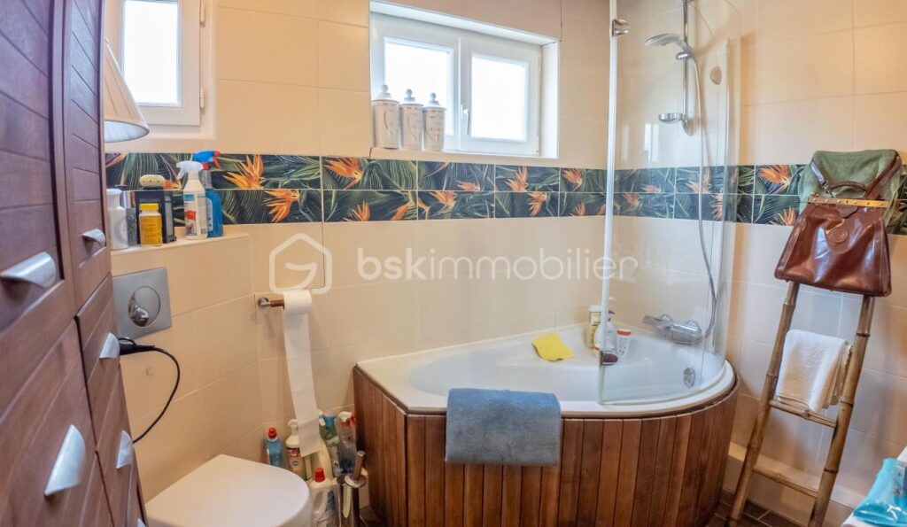 Magnifique longère de caractère avec beau terrain, véranda, annexes et grange sur la commune de Prémery – 6 pièces – 3 chambres – 171 m²