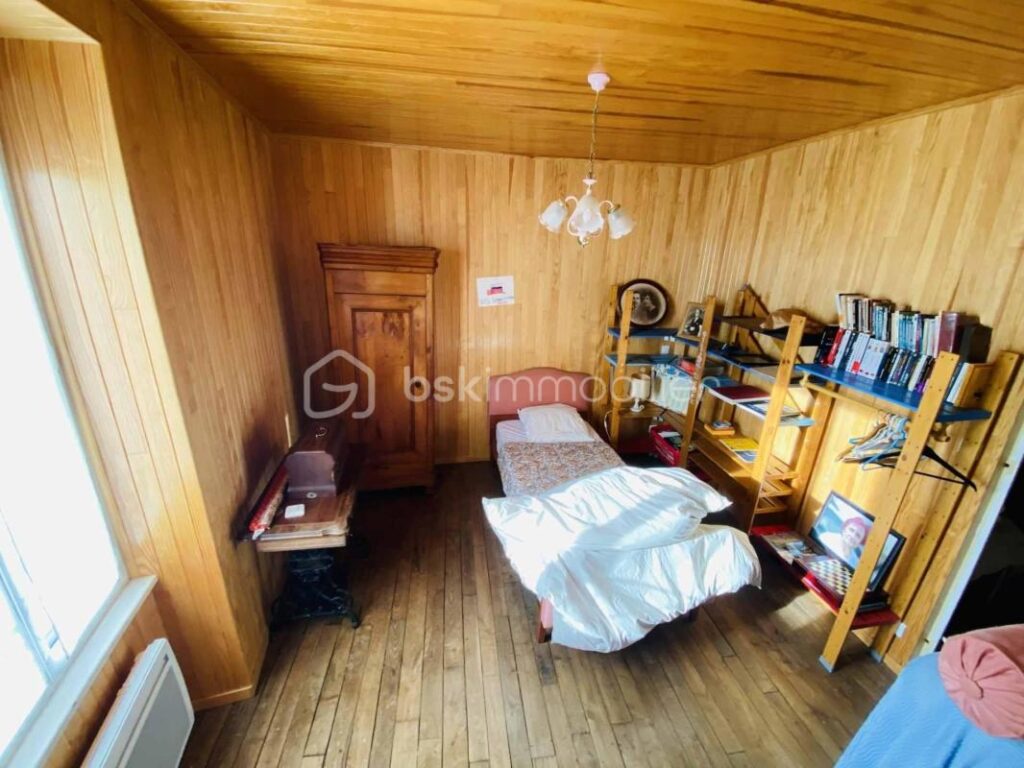 NOUVEAU : Maison en Pierre 167 M² Habitable ( Centre Bourg GUILLIERS) – 10 pièces – 4 chambres – 1638 m²