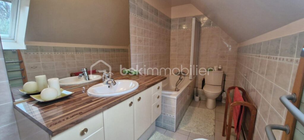 PROCHE MENNECY!!! SPACIEUSE MAISON INDEPENDANTE ! – 8 pièces – 5 chambres – 156 m²