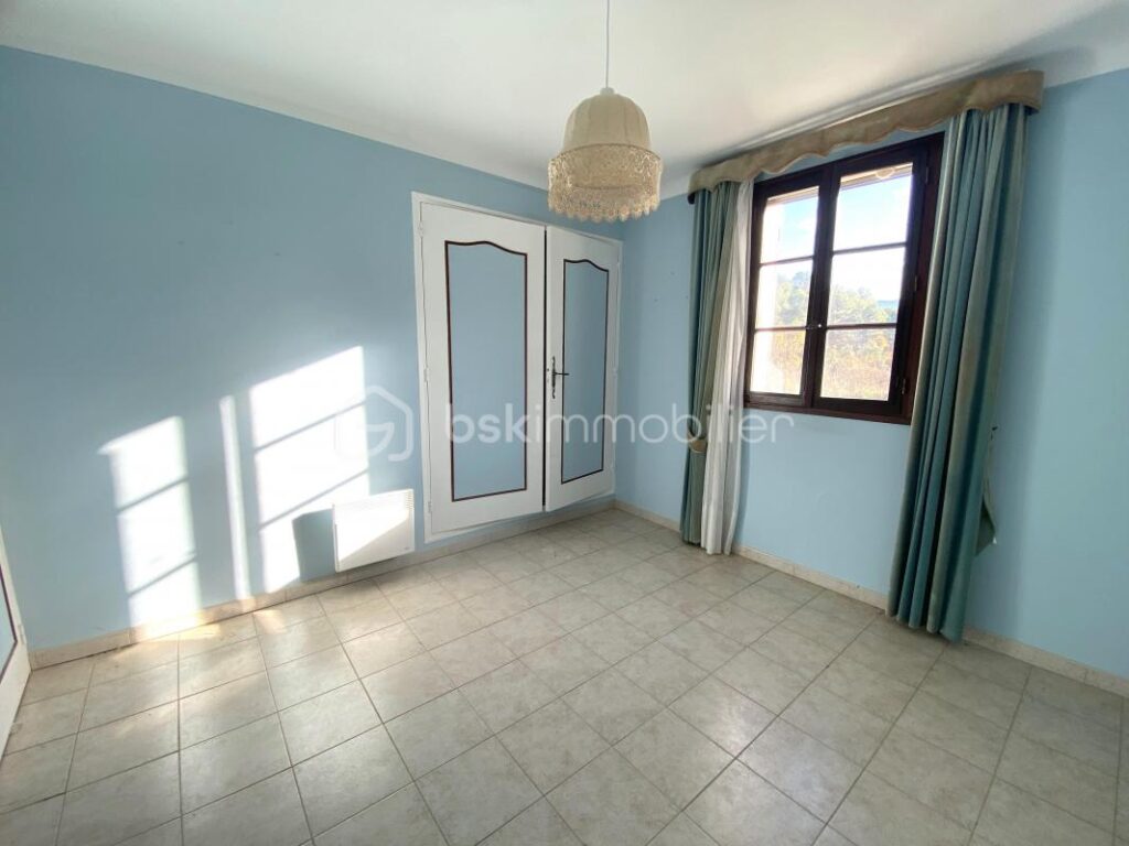 Maison traditionnelle de plain-pied de 133 m² – 6 pièces – 4 chambres + Grand Garage + Patio, sur un terrain de 4 000 m² – 6 pièces – 4 chambres – 133 m²