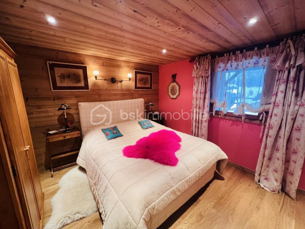 BIEN D’EXCEPTION – Chalet luxueux à La Clusaz / site des Confins avec Piscine intérieure, 10 pièces et vue plein sud sur le massif des Aravis – 9 pièces – 7 chambres – 350 m²