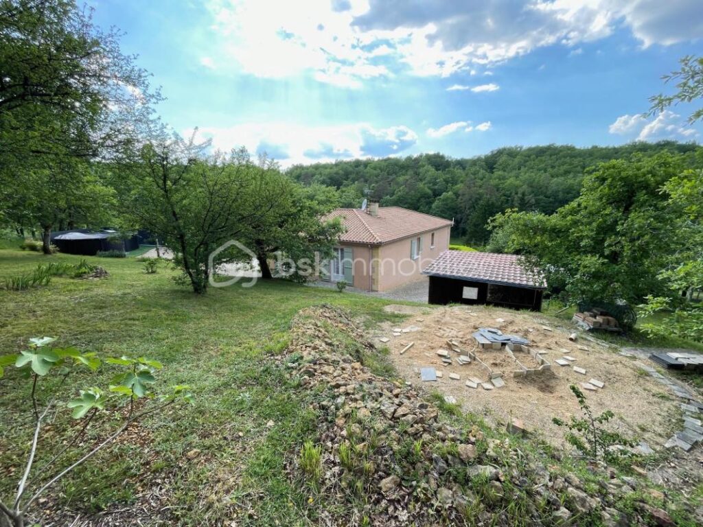 Maison rénovée avec soins sur 3532 m² de terrain non clos – 4 pièces – 3 chambres – 116 m²