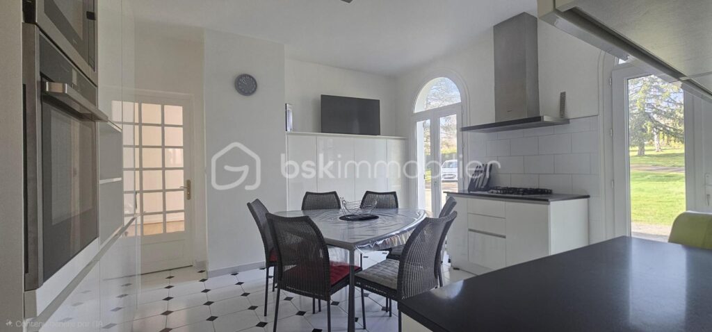 VILLA PRESTIGE 205 m2 VICHY : 3 SUITES PARENTALES, 3 SE, 4WC – DPE C – 7 pièces – 4 chambres – 205 m²