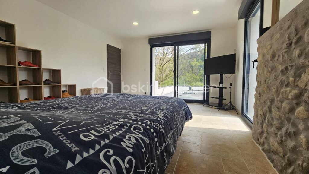 Ancien corps de ferme de 127 m2 entièrement rénové avec piscine – 4 pièces – 3 chambres – 122 m²