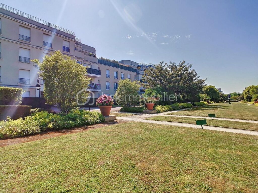 🏡 À Montévrain – Superbe F3 au Dernier étage avec Balcon, 2 places de Parking et Cave – Quartier du Parc des Frênes – 3 pièces – 2 chambres – 62 m²