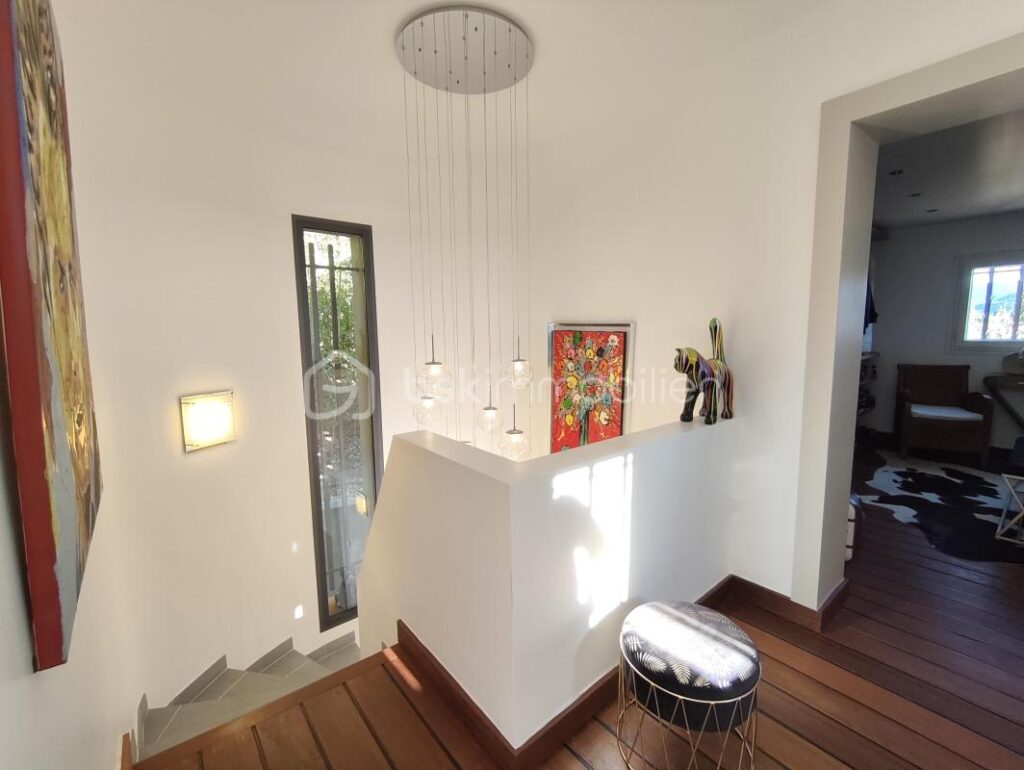 VILLA DE PRESTIGE – 270m² – PISCINE – CARROS VILLAGE – 7 pièces – 5 chambres – 264 m²