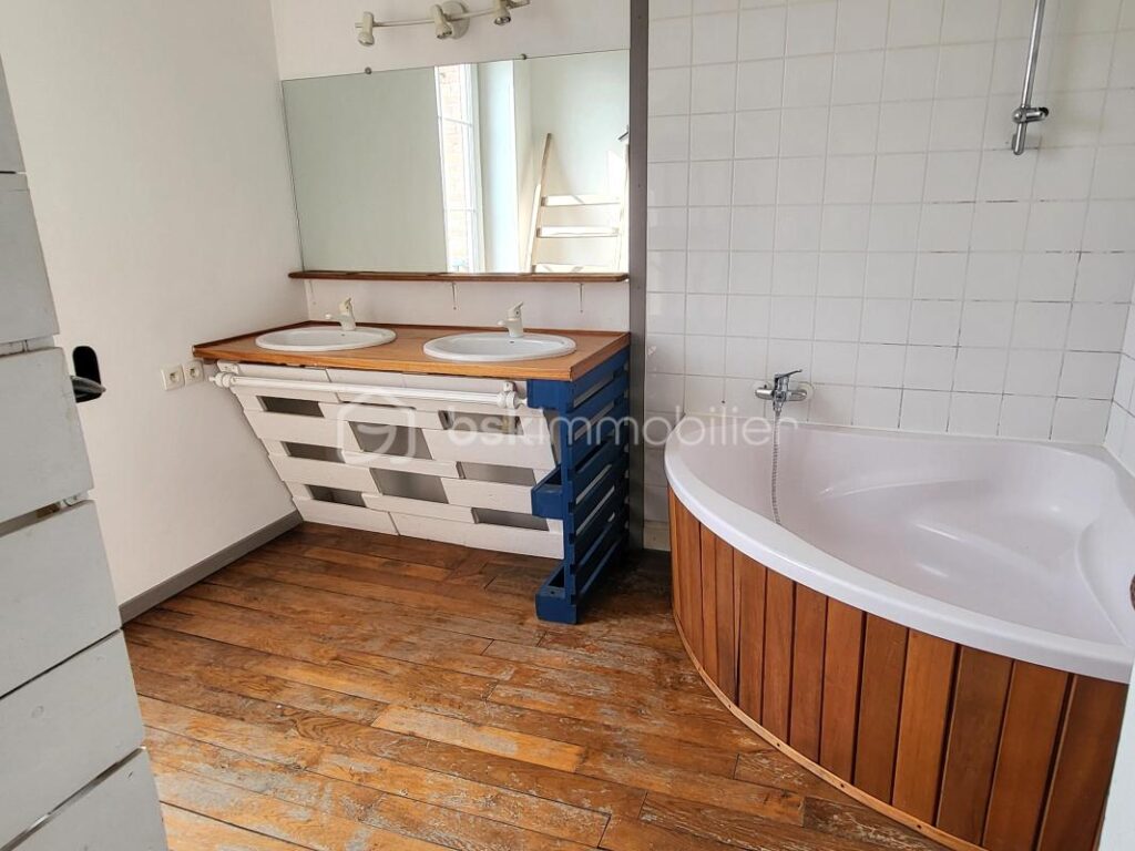 Une maison pleine de vie et de caractère située à Avranches ! – 7 pièces – 4 chambres – 215 m²