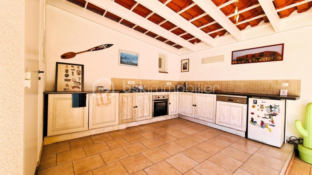 ***Propriété atypique- 299m²- T8- Terrasse- Cour- Garage- Extérieur- Calme- Vue***- Isolé- La Palme*** – 9 pièces – 6 chambres – 299 m²