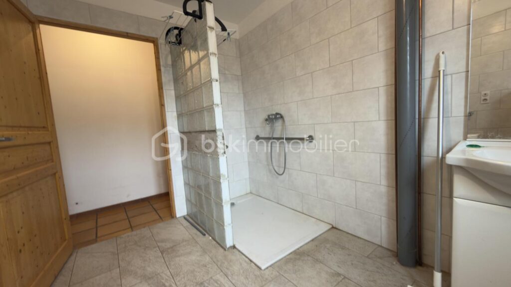 Magnifique maison de 136 m2 sur 4000 m2 de terrain – 6 pièces – 3 chambres – 136 m²