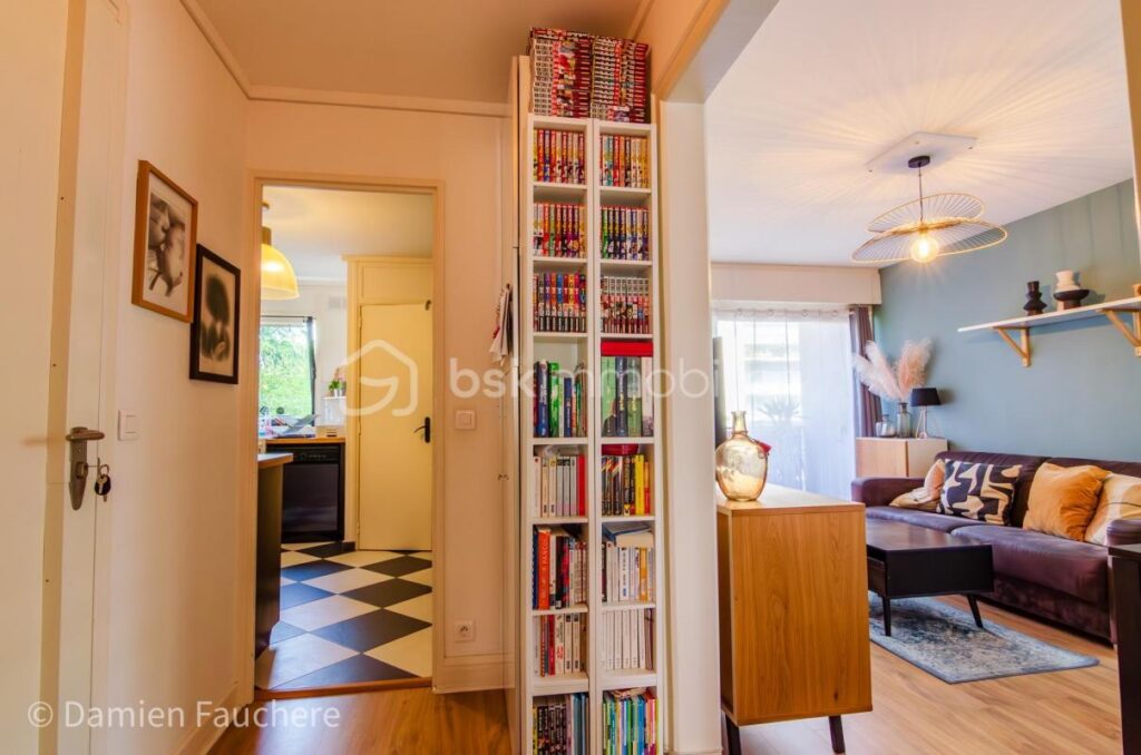 Spacieux 3 pièces traversant et en très bon état ! Avec 2 balcons et une cave, à 2 pas du Centre de Châtillon !! – 3 pièces – 2 chambres – 72 m²