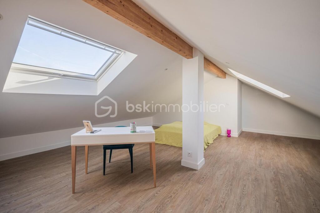 Maison individuelle de 130 m² habitables (174 m² au sol), terrain de 750 m2, vue sur les massifs, DPE C – 6 pièces – 4 chambres – 130 m²