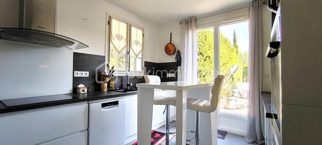 A vendre magnifique villa , avec un grand jardin et une piscine au pied du Luberon , sur Mérindol – 6 pièces – 5 chambres – 155 m²