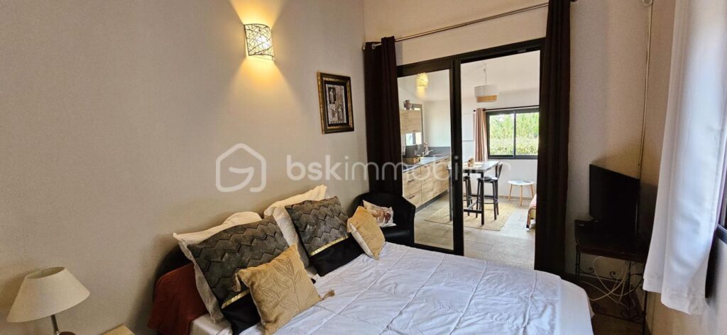 Bskimmobilier vous propose à la vente dans le joli village de FOZZANO la patrie de Colomba, une belle villa récente de plain-pied avec une très jolie vue qui caractérise ce bien… ! – 4 pièces – 3 chambres – 150 m²