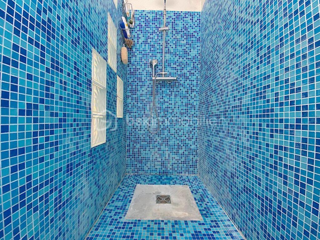 Maison avec 5 chambres + un studio indépendant + une piscine !!! De l’espace, du calme et du charme !!!! – 8 pièces – 5 chambres – 215 m²