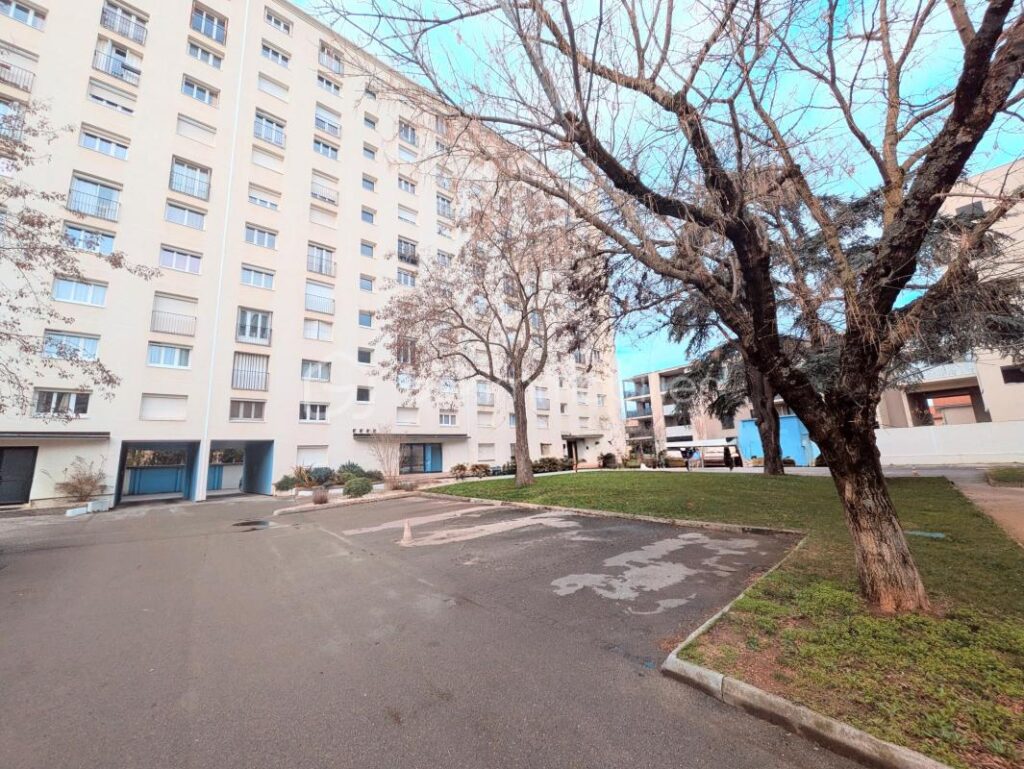 ✨ Bien rare à Valence ! Appartement T4 au 6ᵉ étage avec ascenseur, vue exceptionnelle sur le château de Crussol, quartier très prisé – 4 pièces – 2 chambres – 68 m²